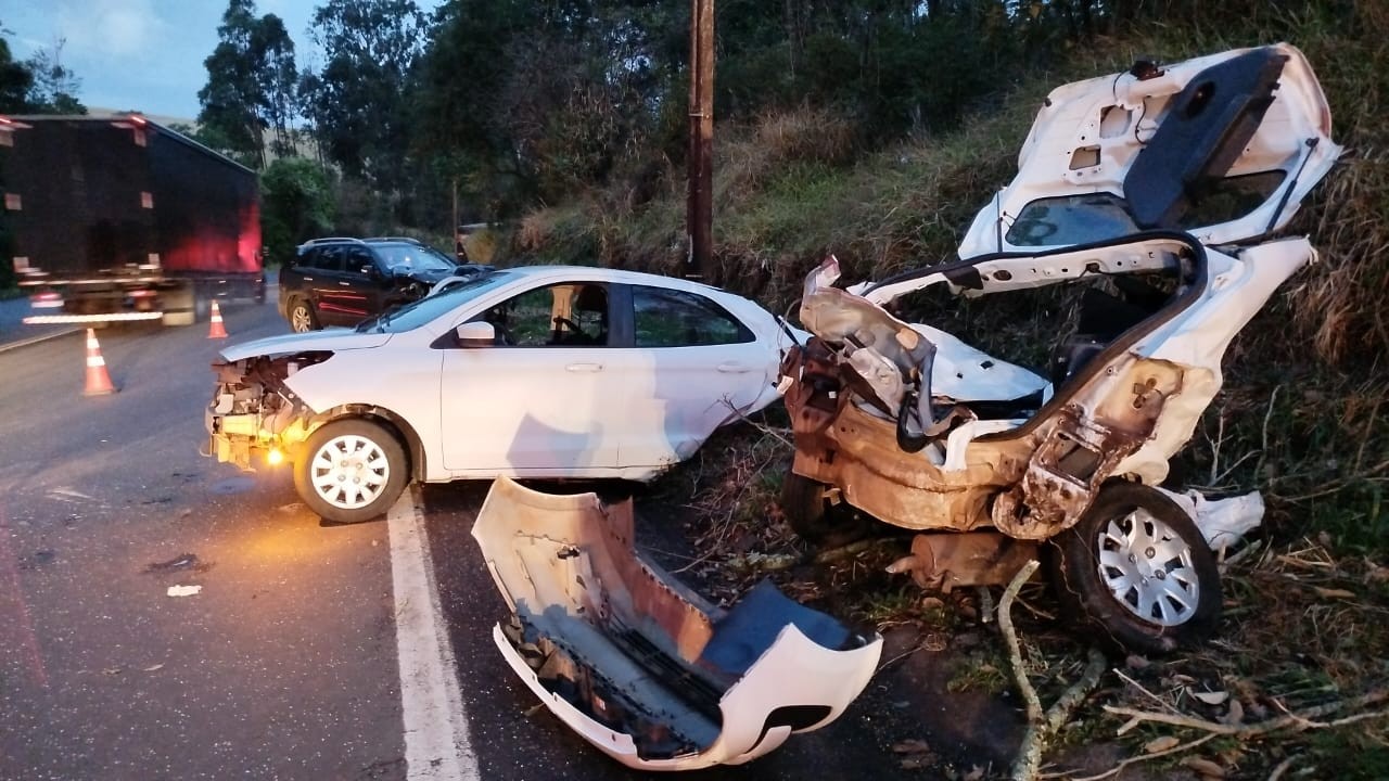 Carro parte ao meio ao bater de frente com outro, e passageira morre na BR-376 no Paraná