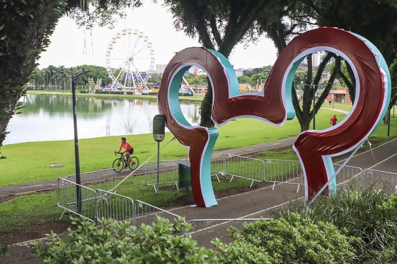 Parque Barigui ganha túnel de luz com orelhas do Mickey