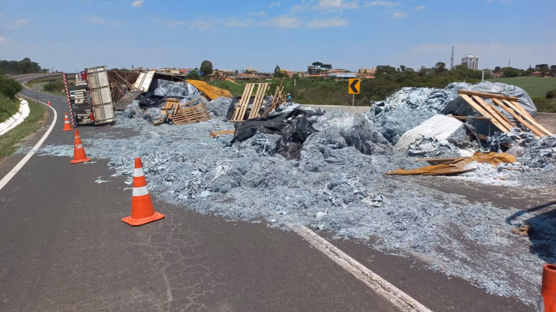 Motorista morre e PR-151 é bloqueada após caminhão tombar e cabine ser esmagada contra mureta