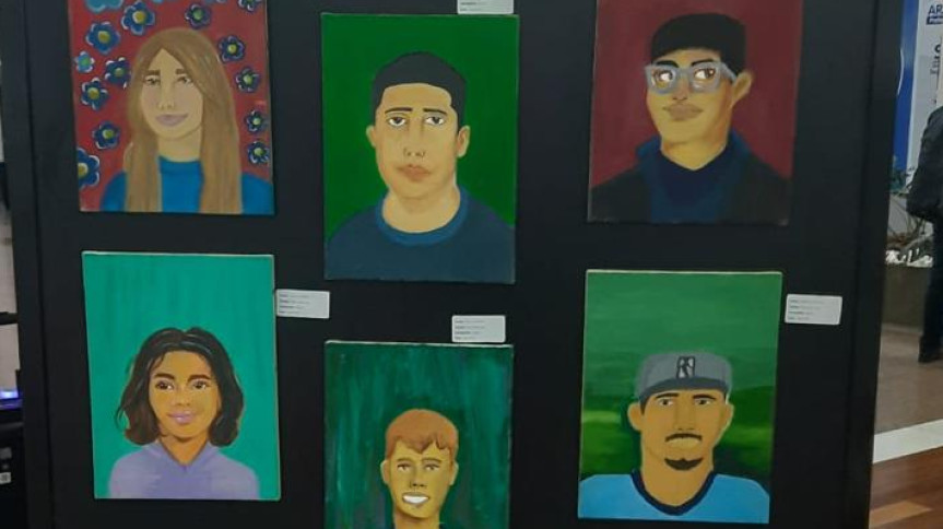 Obras são autorretratos em pintura a óleo, resultado de um processo formativo que envolveu aprendizagem técnica e fortalecimento da identidade dos participantes.