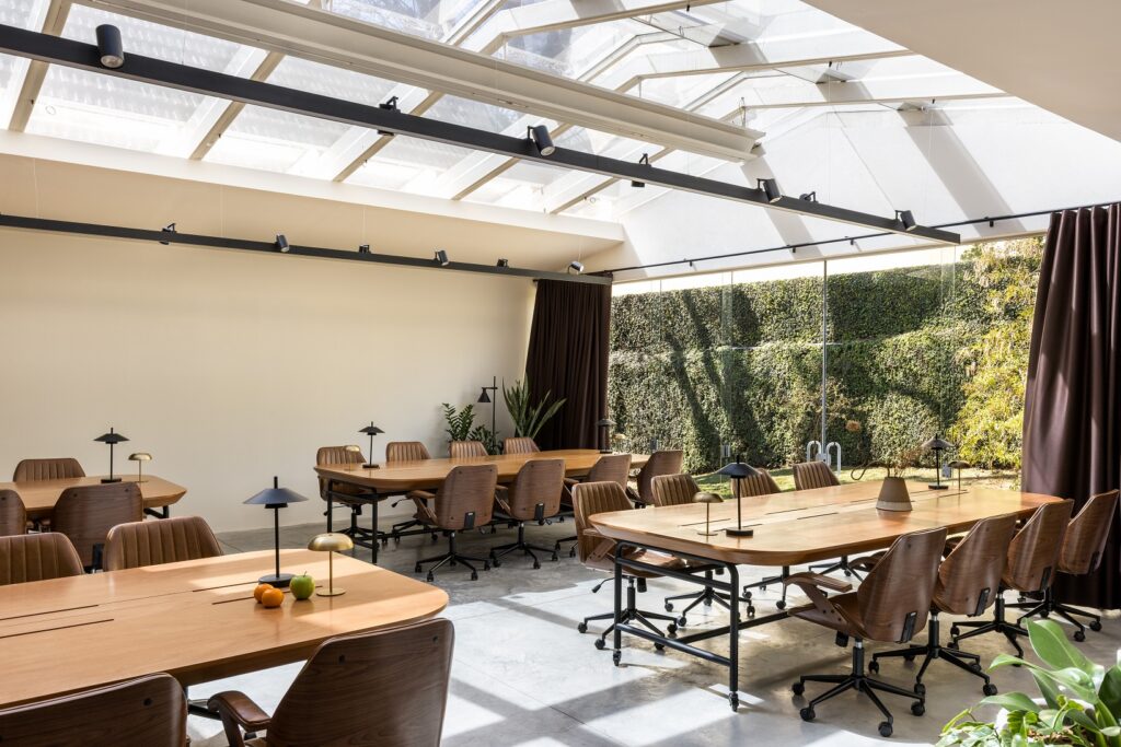 Arquitetura do encontro: casa da década de 1930 se transforma em espaço que une estilo de vida, trabalho e criatividade em Curitiba 6 EM 250823 NEX 0305 Arquitetura do encontro: casa da década de 1930 se transforma em espaço que une estilo de vida, trabalho e criatividade em Curitiba