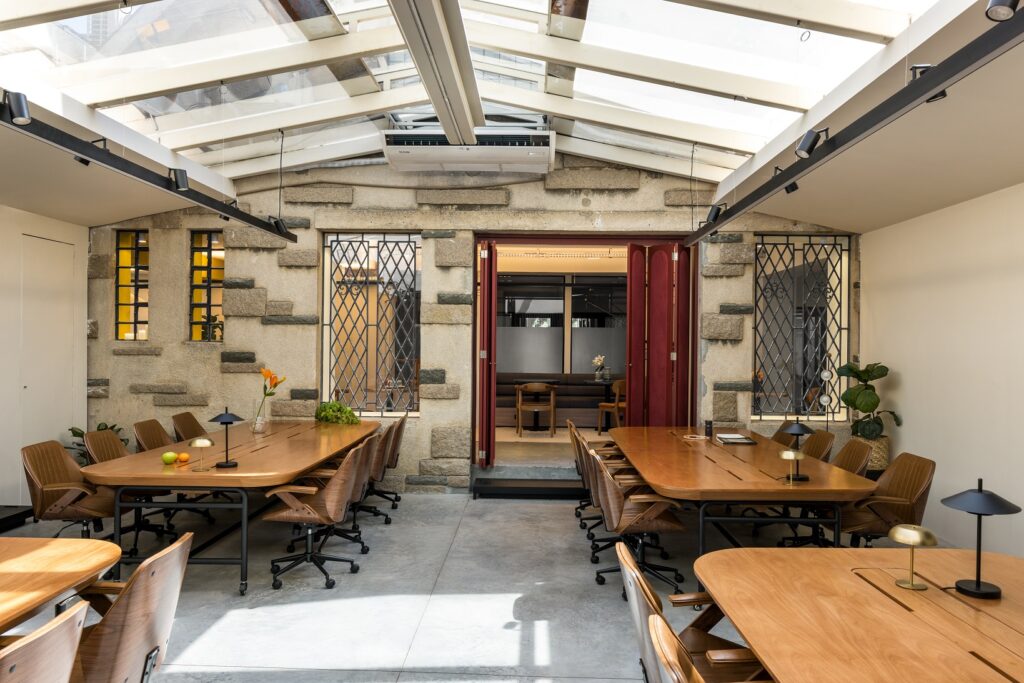 Arquitetura do encontro: casa da década de 1930 se transforma em espaço que une estilo de vida, trabalho e criatividade em Curitiba 3 EM 250823 NEX 0434 Arquitetura do encontro: casa da década de 1930 se transforma em espaço que une estilo de vida, trabalho e criatividade em Curitiba