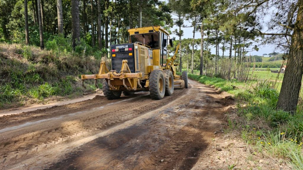 Prefeitura intensifica trabalho de patrolamento e melhora as condições das vias de São José dos Pinhais
