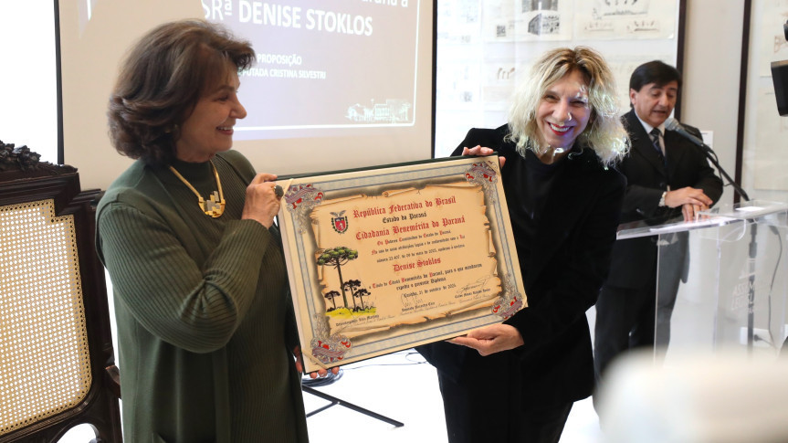 A atriz, diretora e escritora paranaense Denise Stoklos ao lado da deputada Cristina Silvestri.