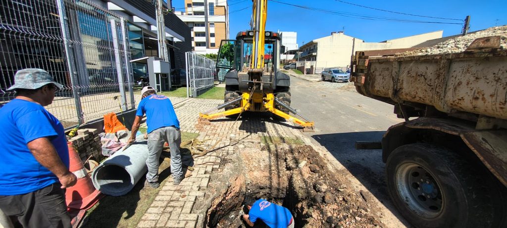 Prefeitura realiza reparos de erosões e operação tapa-buraco após período de chuvas intensas em São José dos Pinhais