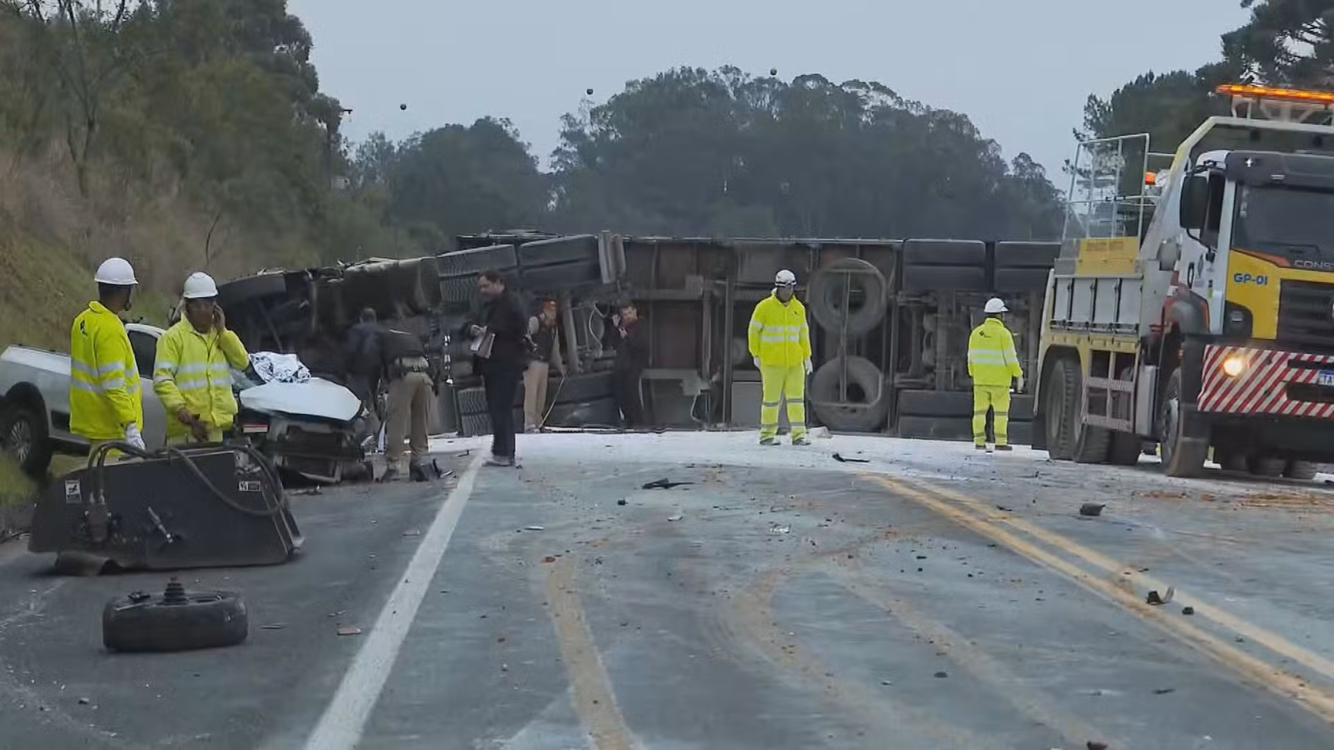 Um morre e dois ficam feridos após batida envolvendo dois carros e um caminhão no Contorno Norte de Curitiba