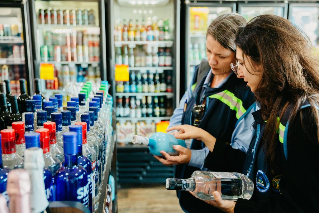 Operação Salus reforça combate a bebidas adulteradas e produtos irregulares em São José dos Pinhais