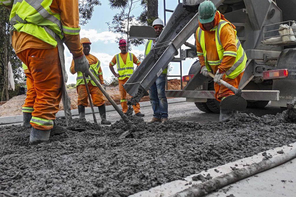 Pavimentação da estrada entre São José dos Pinhais e Mandirituba atinge mais 40% e reforça potencial logístico da RMC