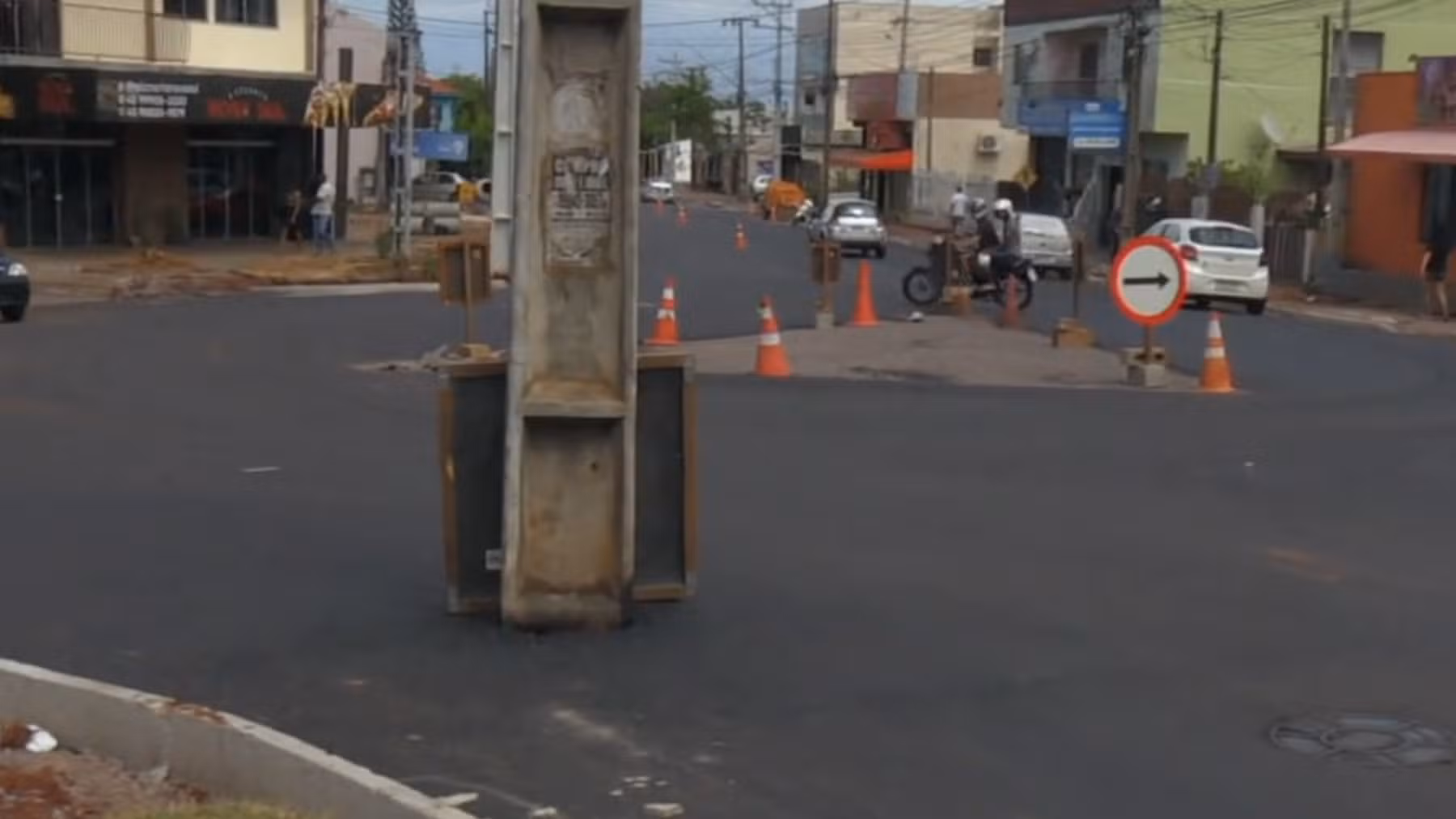 Vídeo: após obras de pavimentação, trânsito é liberado com poste no meio da rua em Cascavel