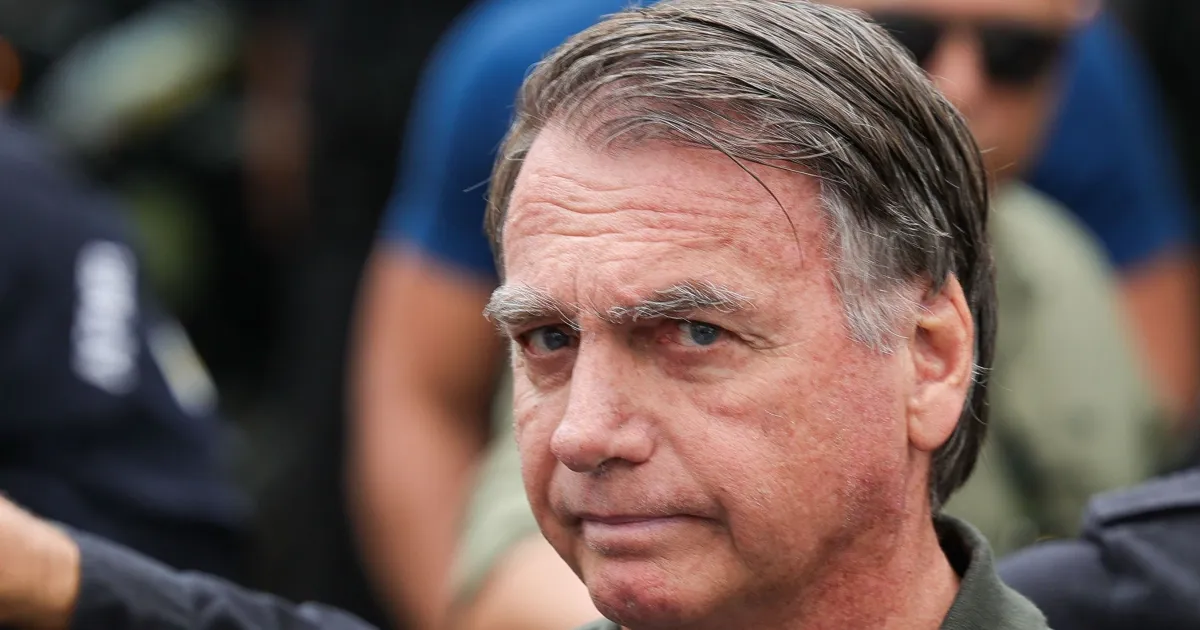Defesa de Bolsonaro nega uso de celular em visita de Nikolas Ferreira