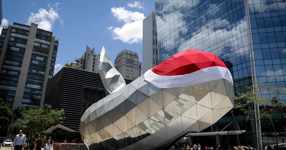 Baleia da Faria Lima vira meme com decoração de Natal em "formato fálico"