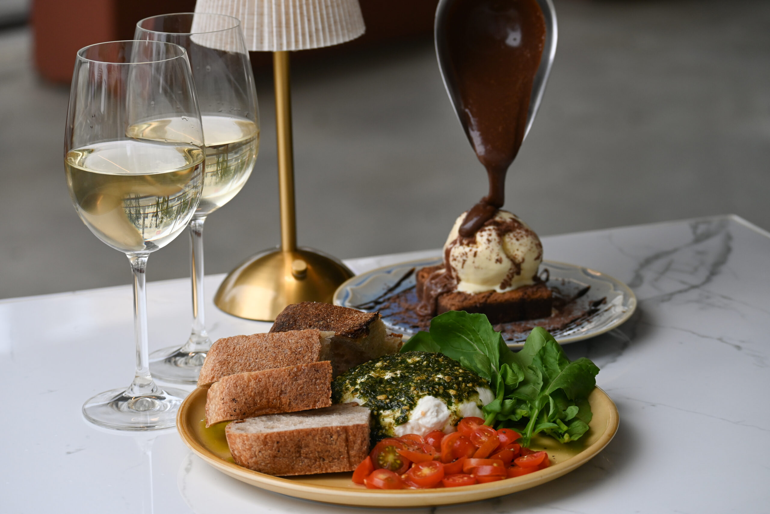 Combo 2 taças de vinho + Burrata Caprese + Brownie com sorvete