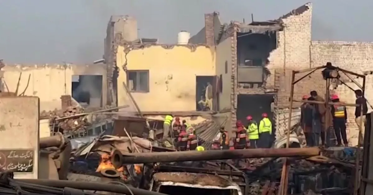 Explosão em fábrica no Paquistão deixa 15 mortos e ao menos sete feridos