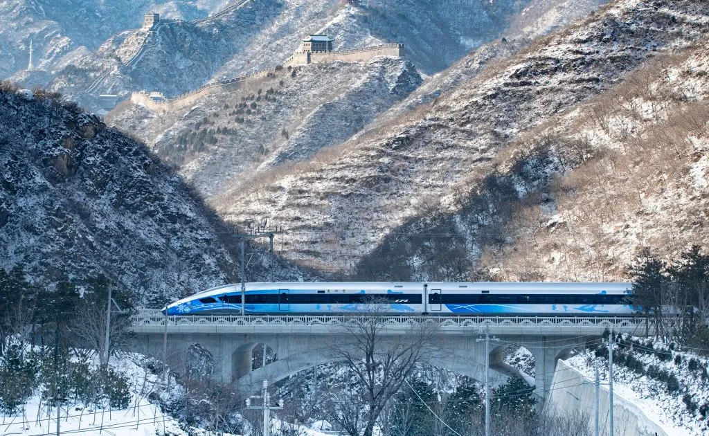 Trem descarrilha e deixa ao menos 11 mortos e dois feridos na China