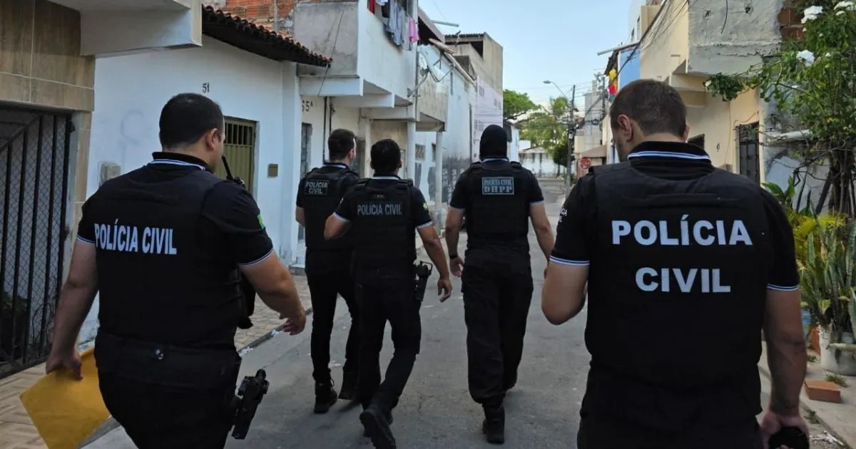CE: Polícia desarticula fábrica clandestina de cigarros e prende paraguaios