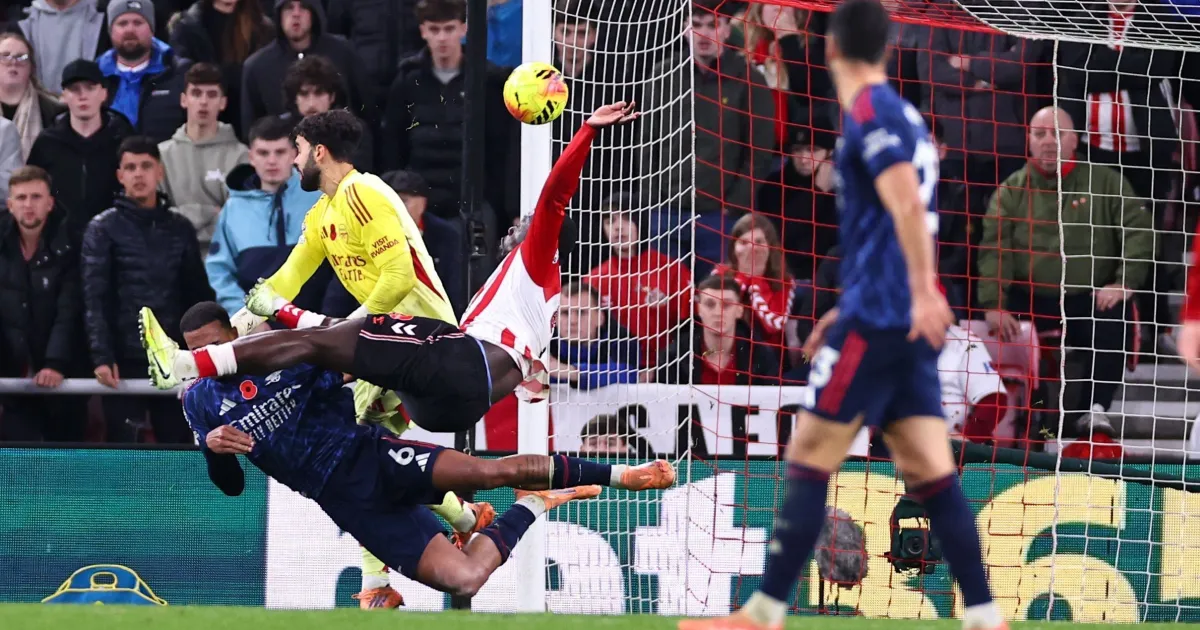 Arsenal sofre empate do Sunderland no fim e encerra sequência de vitórias