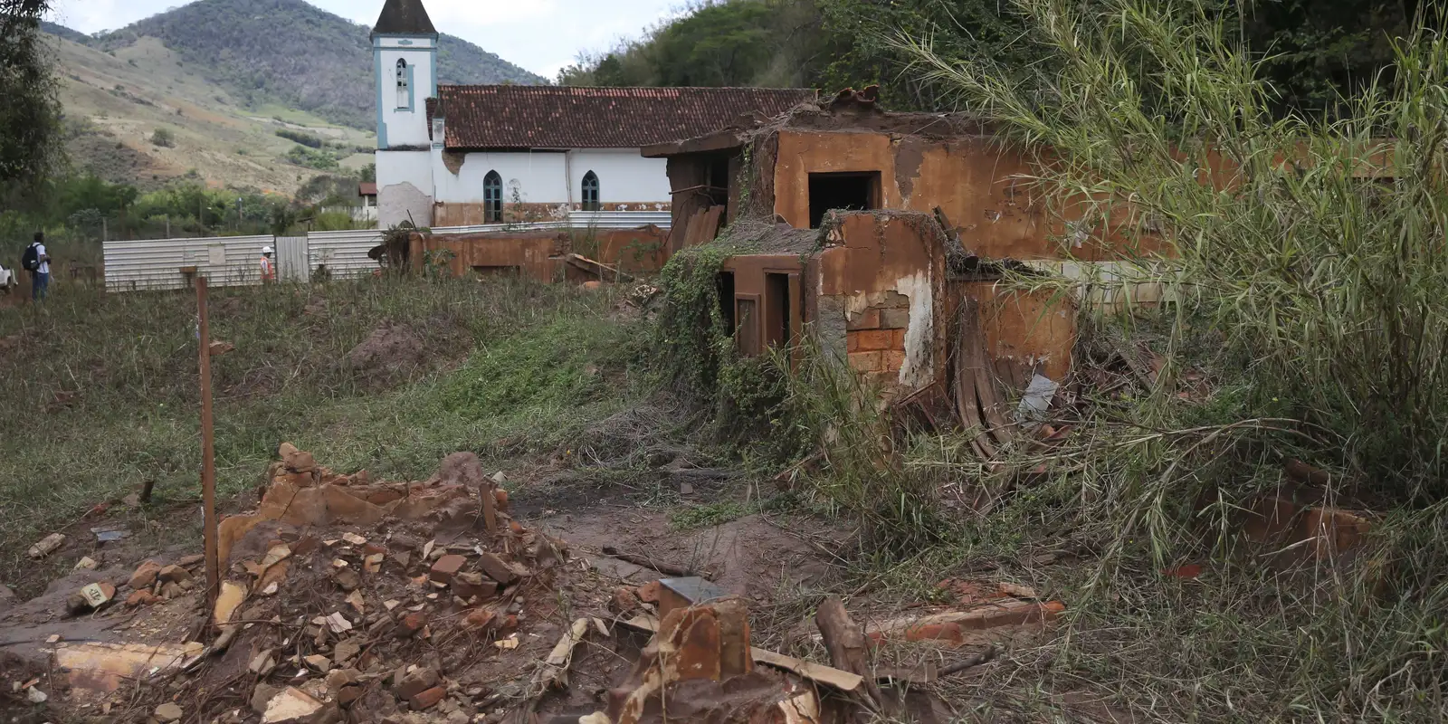 casa destruida no distrito de barra longa foto jose cruz.jpg