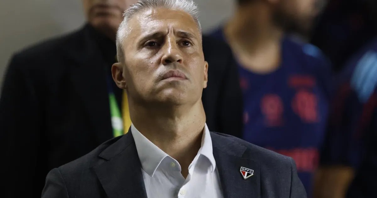 Diretor do São Paulo descarta pedido de demissão de Crespo após goleada