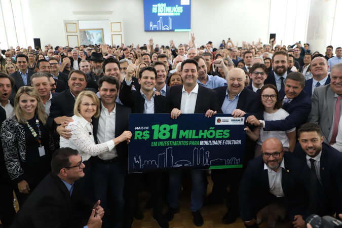 Estado e prefeitura de Curitiba firmam convênios de R$ 181 milhões para trinário e Escola de Circo