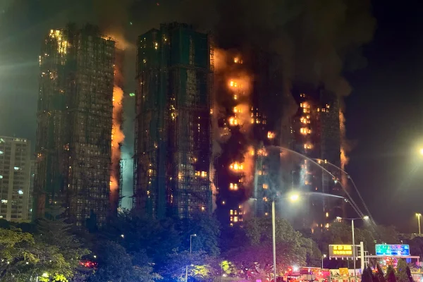 Hong Kong: mais 8 suspeitos são presos por incêndio com 128 mortes - destaque galeria