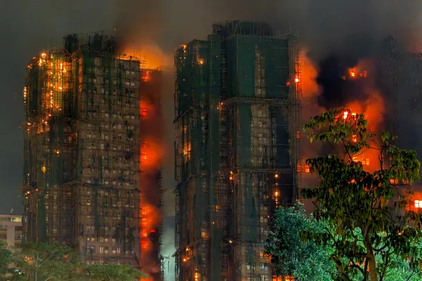 Hong Kong: polícia prende 3 suspeitos por mega incêndio em arranha-céu