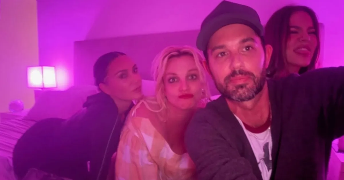 Kim, Khloé Kardashian e Britney Spears posam juntas na mesma cama; veja