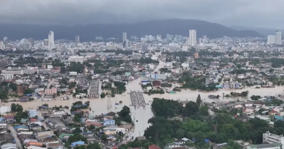 Imagens aéreas mostram cidade debaixo d'água após tempestades na Tailândia