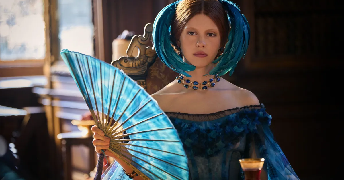 Mia Goth diz que precisou vencer medo de insetos para "Frankenstein"