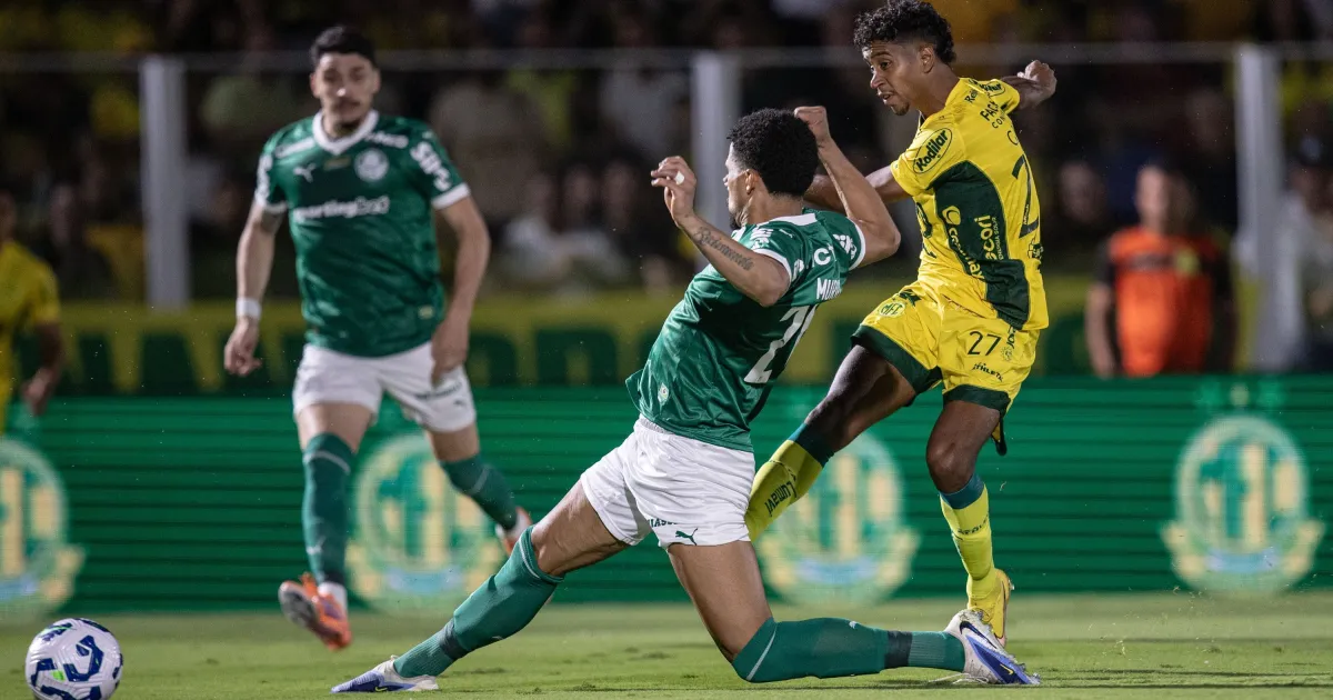 Palmeiras perde para o Mirassol e vê Flamengo colar na liderança