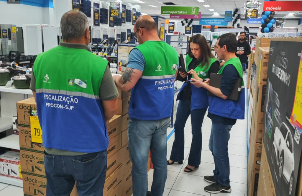 Procon de São José dos Pinhais fiscaliza grandes varejistas durante ação especial de Black Friday