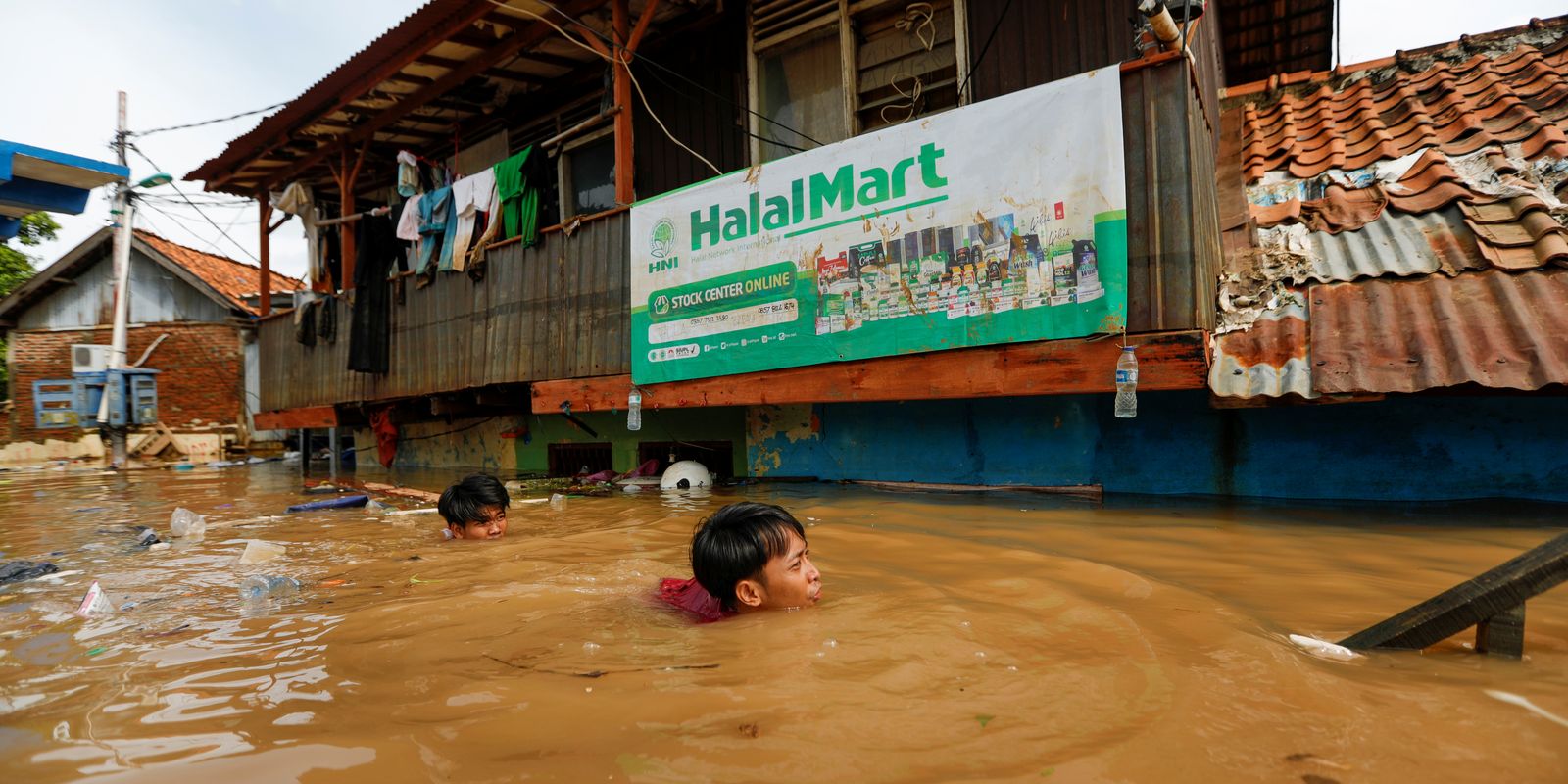2020 01 02t100442z 2094129385 rc2m7e9u443d rtrmadp 3 indonesia weather floods.jpg