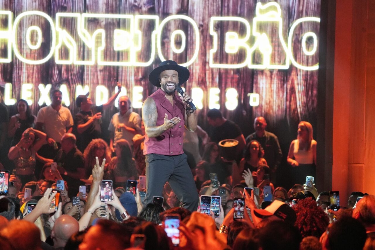 Alexandre Pires mistura pagode e sertanejo em show em Curitiba