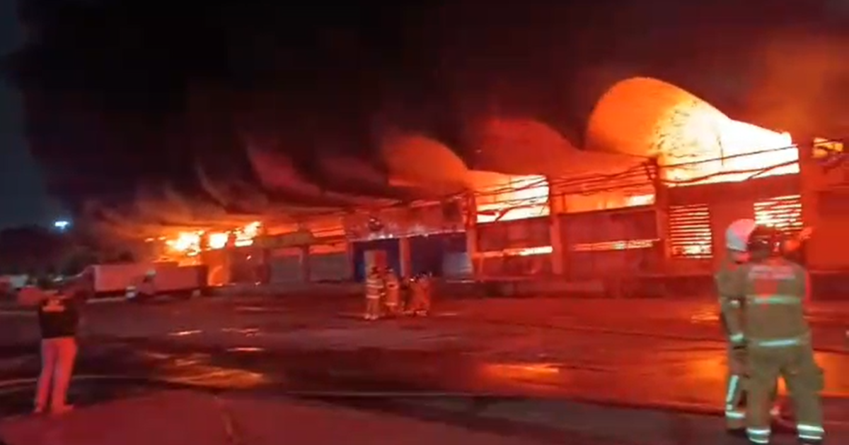 Quatro bombeiros passam mal durante combate a incêndio na Ceasa no Rio