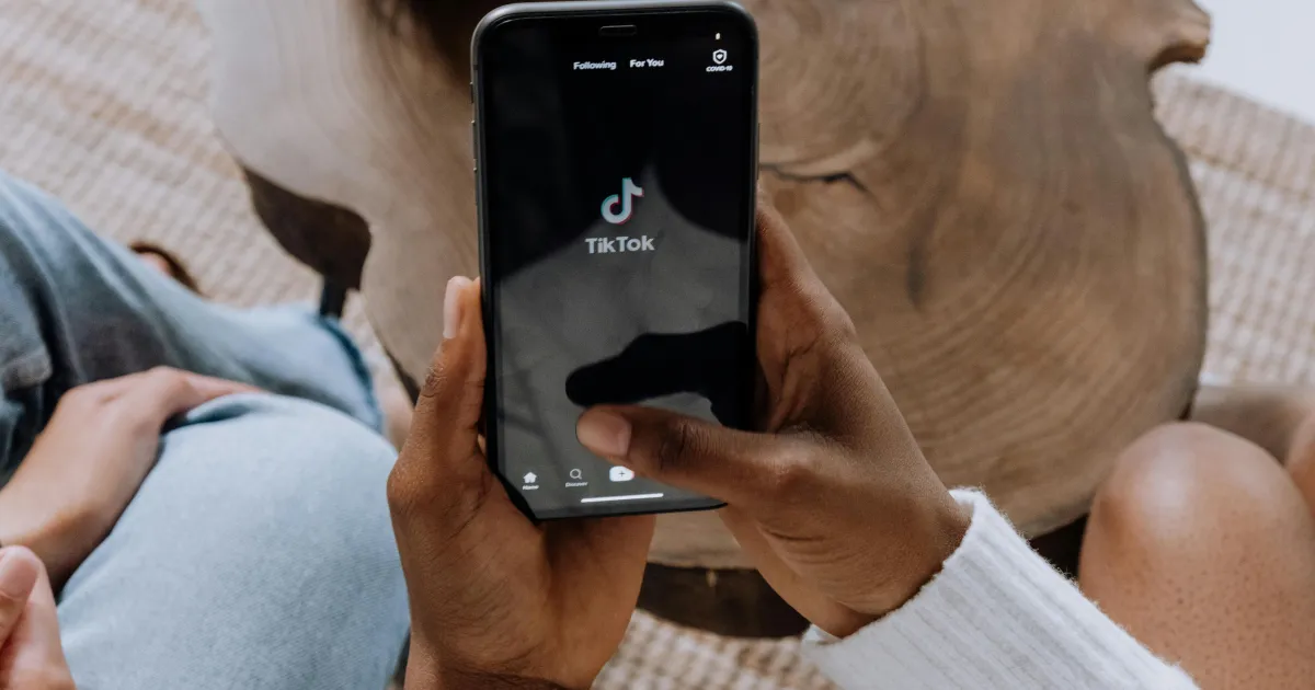 Reclamou no Tiktok: mulher é demitida após gravar vídeo criticando colegas