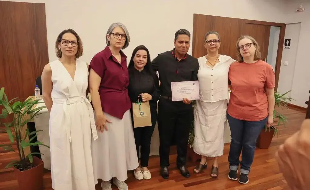 Jovem morta por stalker de amiga no Paraná recebe diploma póstumo