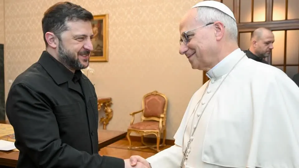 Papa Leão XIV encontra Zelensky e pede "continuação de diálogo por paz"