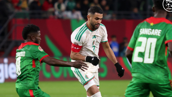 Com outro gol de Mahrez, Argélia vence Burkina Faso e passa de fase na CAN