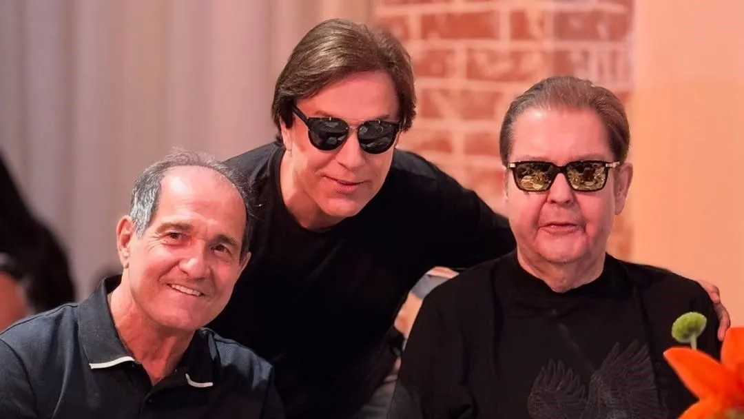 Faustão curte festa com amigos; veja fotos