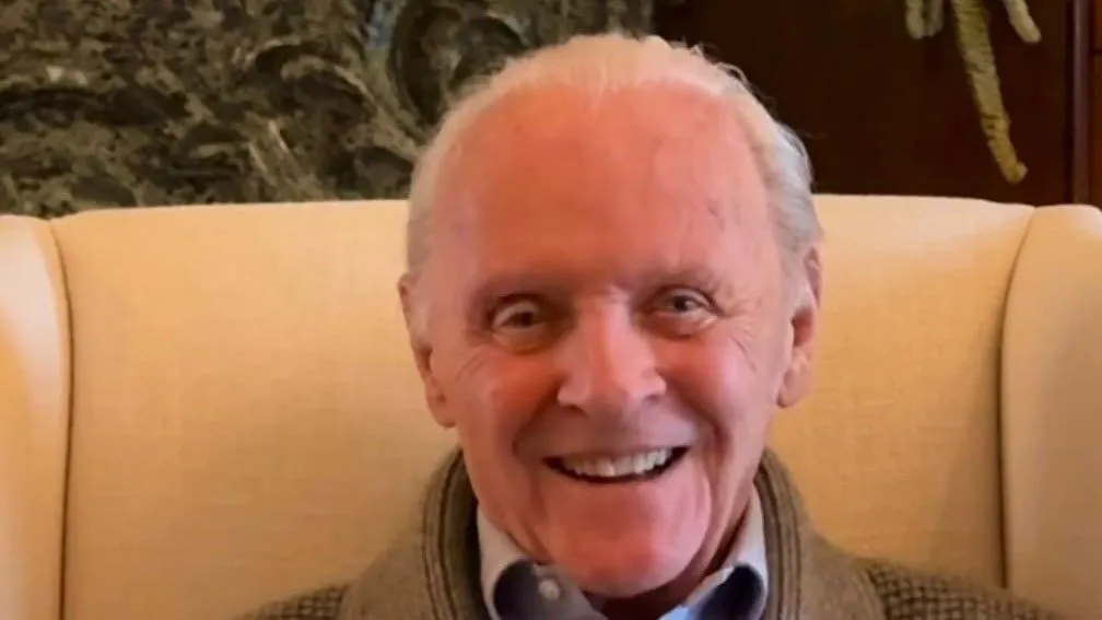 Anthony Hopkings fala sobre "escolher a vida" ao completar 50 anos sóbrio