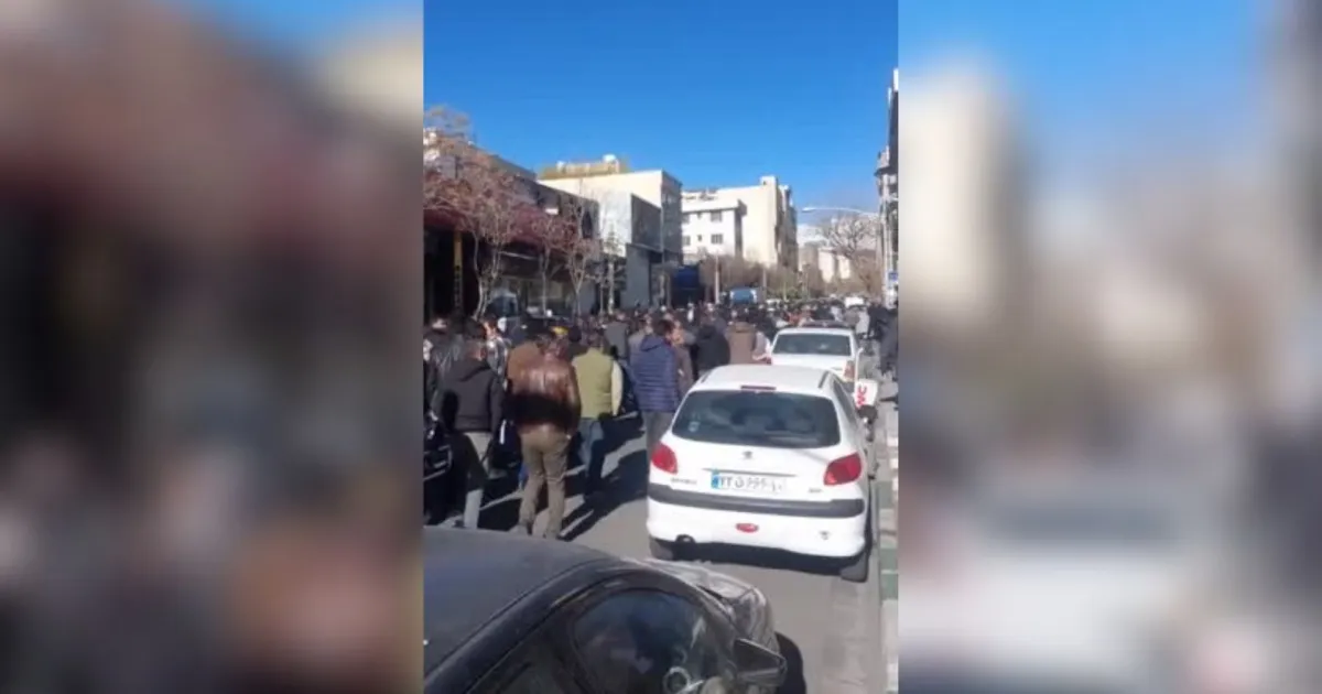 Iranianos protestam devido à inflação e custo de vida; governo quer diálogo