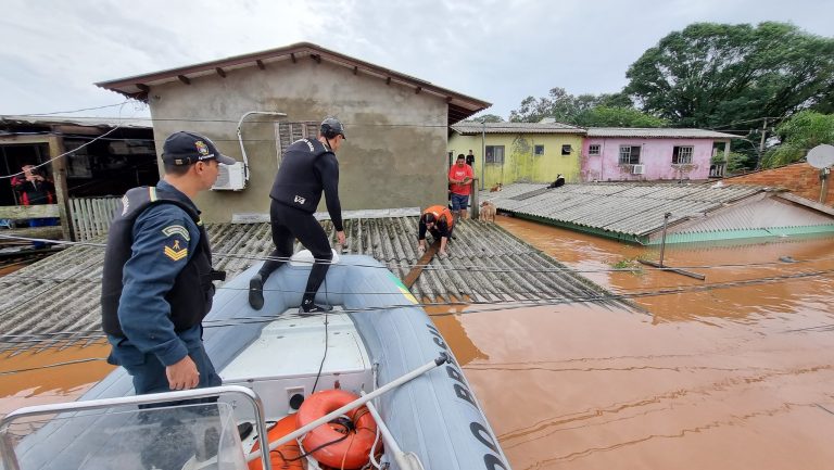 resgate de pessoas nos telhados rs 768x433.jpg