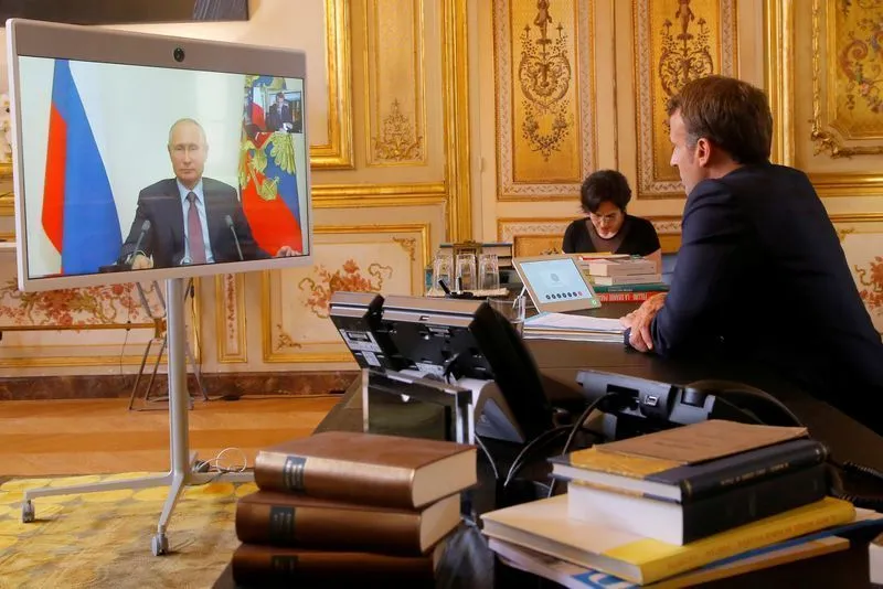 Putin diz que está disposto a dialogar com Macron caso haja "vontade mútua"