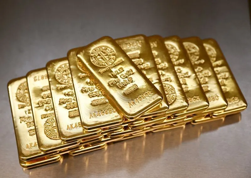 Ouro fecha em alta de olho em Fed e tensões; prata sobe 9% na semana