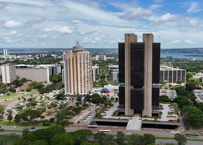 Na contramão de emergentes, Brasil é único país que não cortou juro em 2025