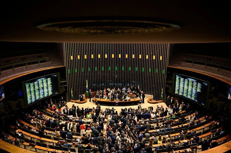 Deputados iniciam análise do projeto da dosimetria no plenário