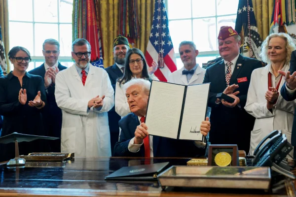 Trump assina ordem que reclassifica maconha e flexibiliza restrições - destaque galeria