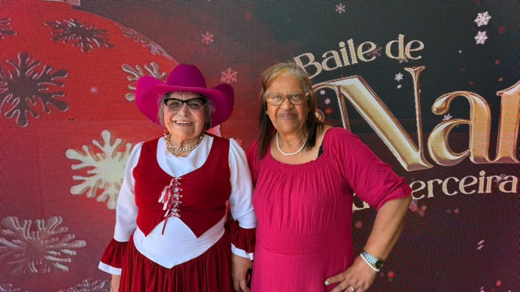 Idosos participando do baile