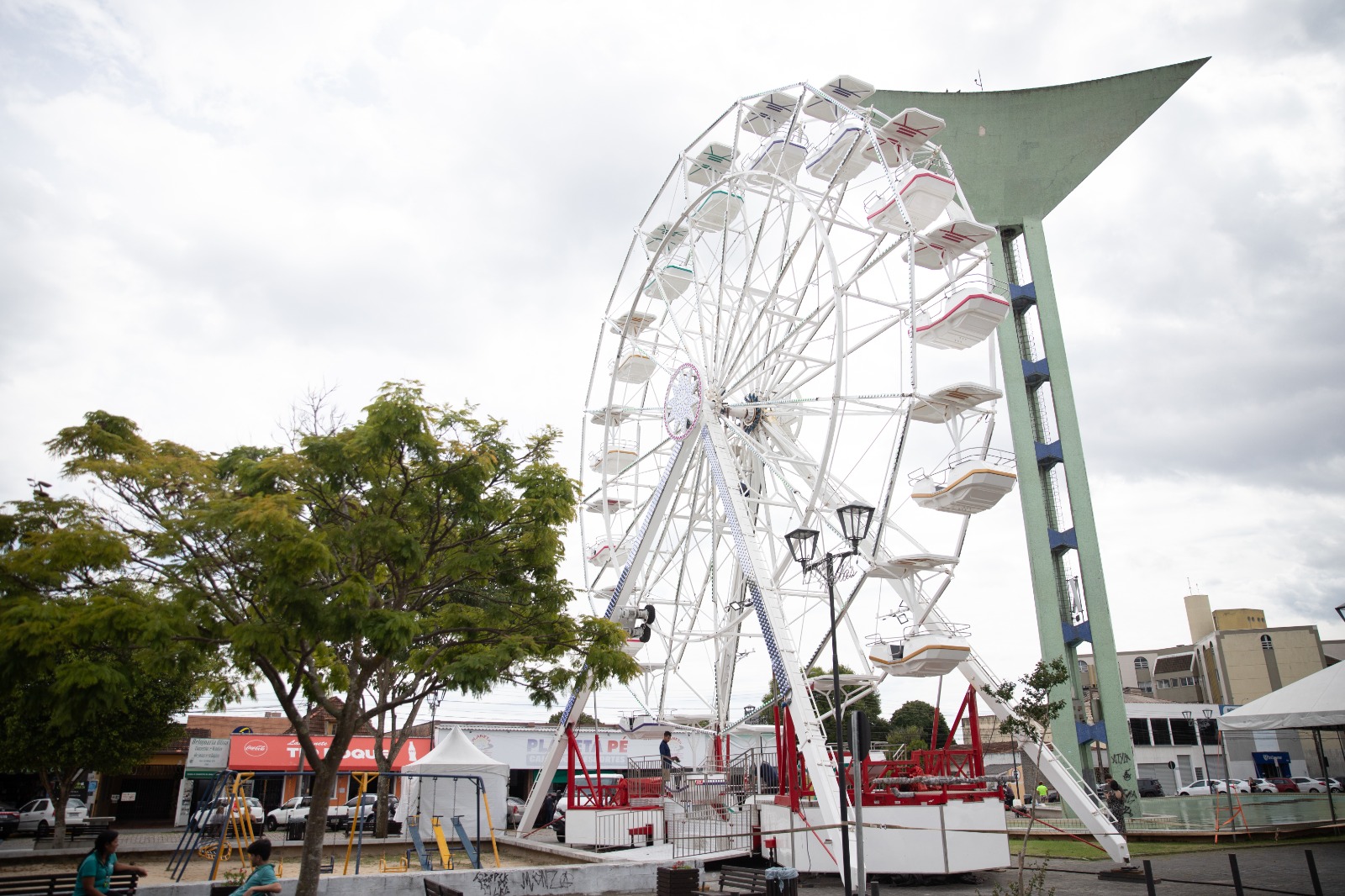 Brinquedos do Natal Encanto e Luz 2025 começam a funcionar nesta terça-feira (16) na Rua XV de Novembro, em São José dos Pinhais