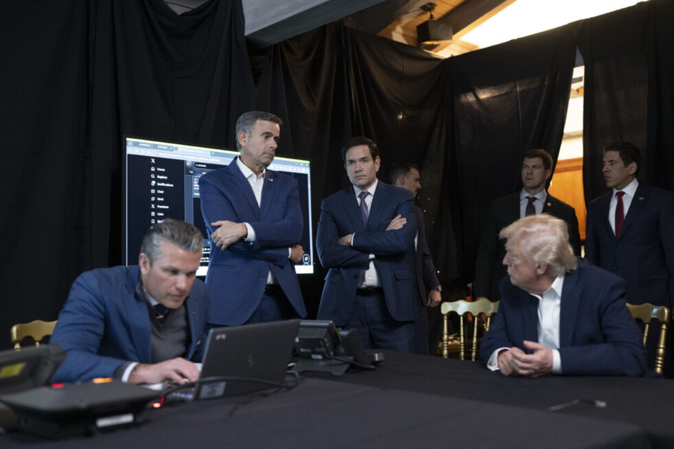 Trump publica imagens assistindo à operação que capturou Maduro