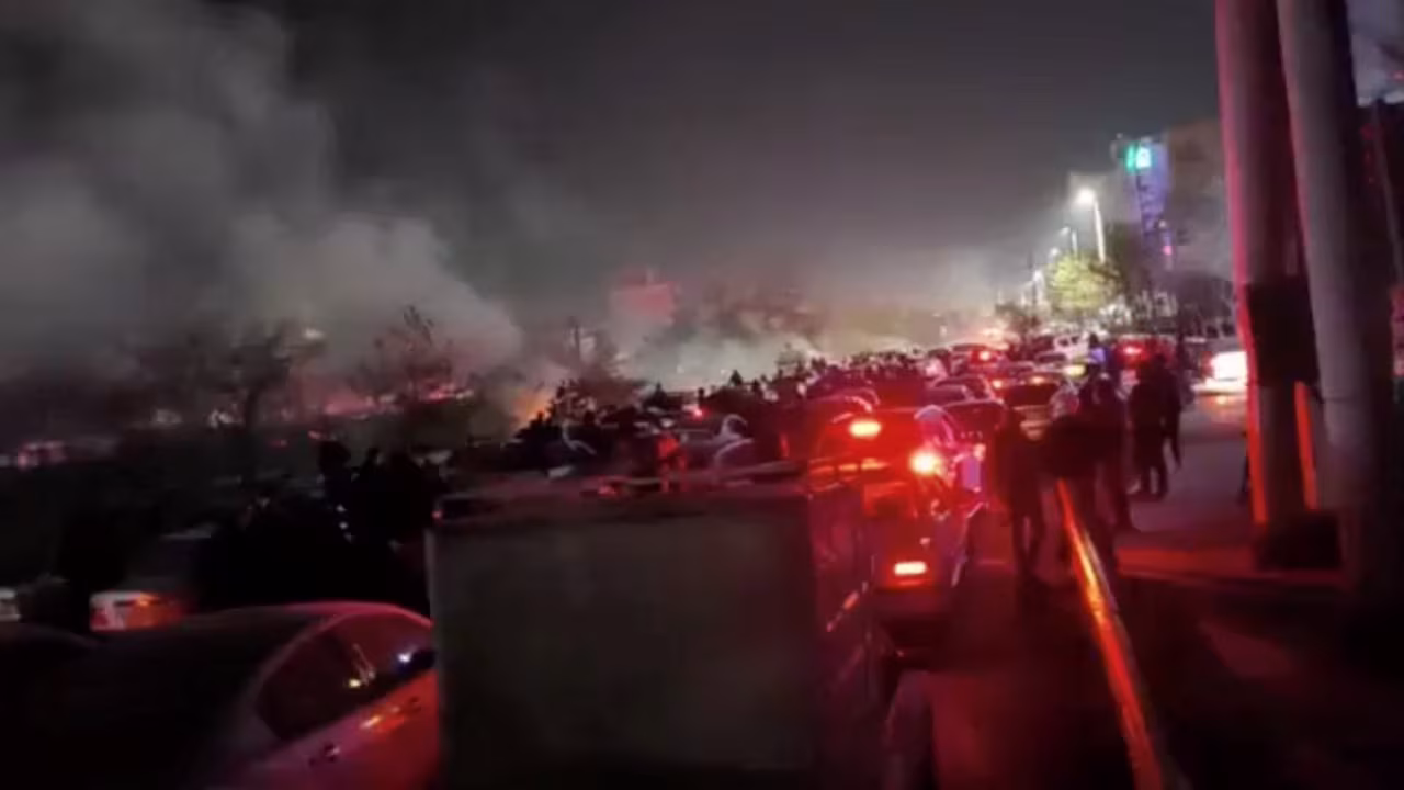 Trump pede que iranianos continuem protestando e diz que enviará ajuda